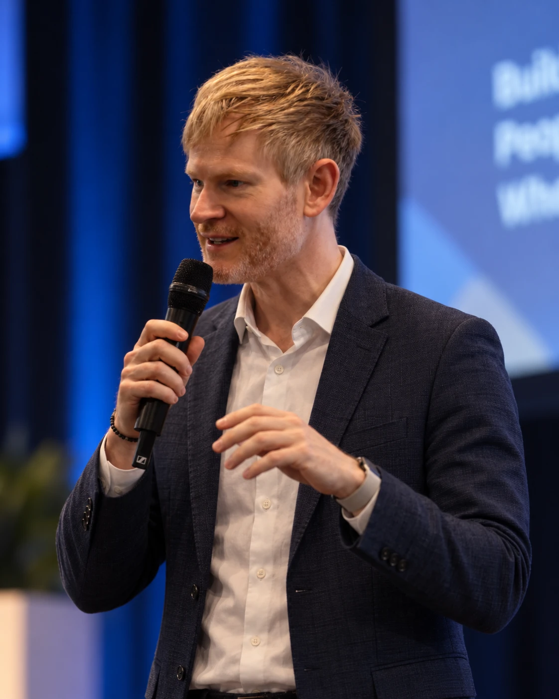 Jonathan Häberle speaking on stage